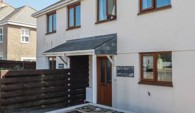 CARNWEATHER, country holiday cottage, with a garden in Newquay