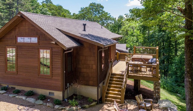 Carolina Wren Cottage NEW cabin near Blowing Rock with 2 suites and hot tub!