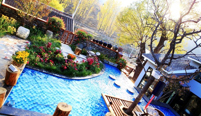 Carpenter's Rustic Courtyard-Great Wall