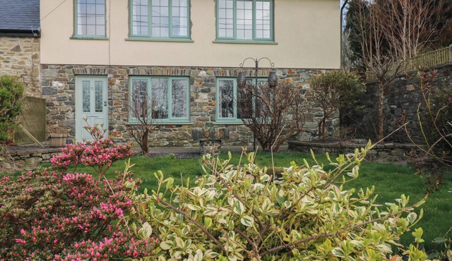 CARREG YR ONNEN, pet friendly, with open fire in Penparc