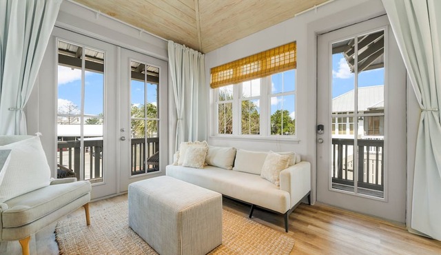 Carriage House Studio/Sleeps 4/Walk to the beach and Rosemary Town Center