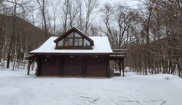 Carriage House Studio Apt- secluded, mountain views, babbling brook, countryside