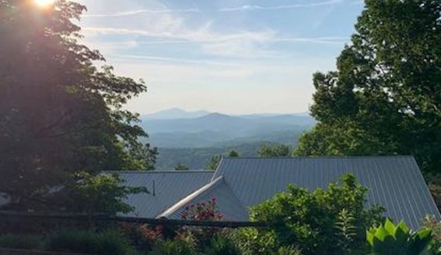 Carson's Run on Cedar Mountain-Cozy retreat with spectacular mountain views.
