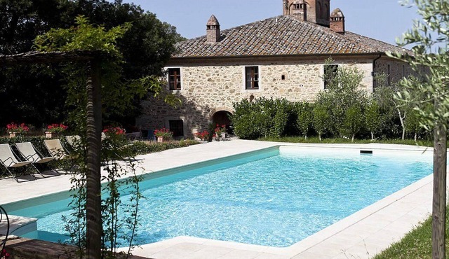 Casa Adalberto D: A pleasant and spacious apartment that is part of an ancient country house built on a hillside, surrounded by meadows and woods.