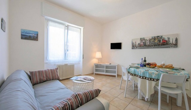 Casa Al Caprifoglio 600m From Beach, Ispra, Italy