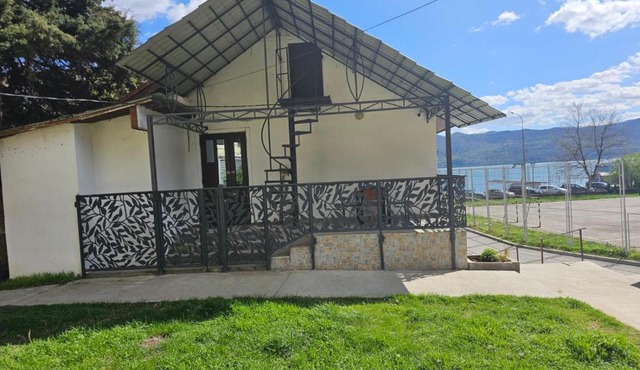 Casa Alba STr,Crizantemelor 17