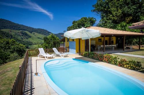Casa ampla c piscina e churrasq em meio a natureza