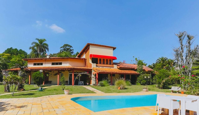 Casa ampla com piscina e área externa em Ibiúna