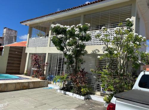 Casa ampla e completa a poucos passos da praia!