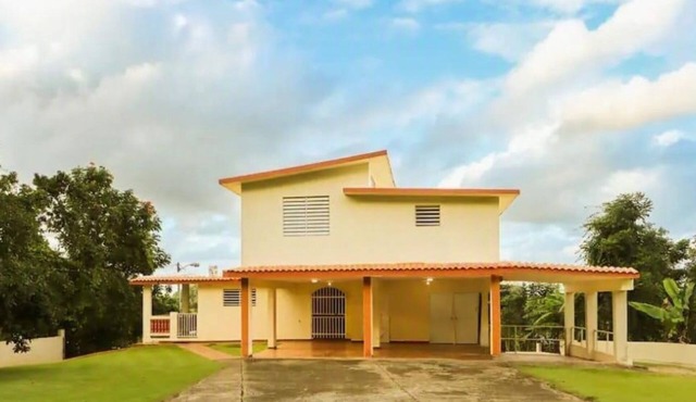 Casa Arostegui - Spacious Retreat Near the Beach