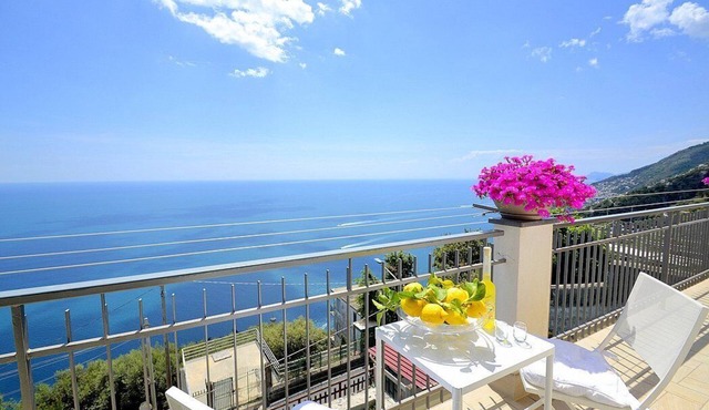Casa Augia: A bright independent house which faces the sun and the sea, with Free WI-FI.