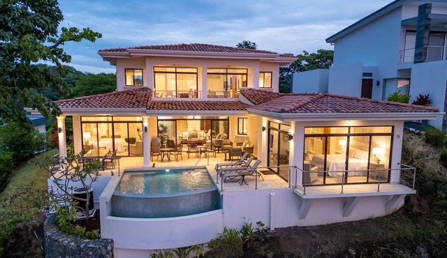 Casa Bella – 4-Bedroom Luxury Villa with Private Pool & Panoramic Sunset View, Playas del Coco