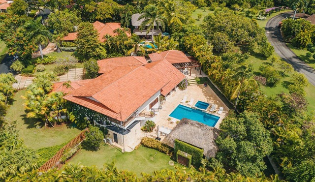 CASA BELLA- PRISTINE 5BD-STEPS TO MINITAS BEACH-pool, jacuzzi, cabana, golf cart