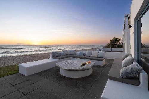 Casa Blue- Luxury Beachfront villa