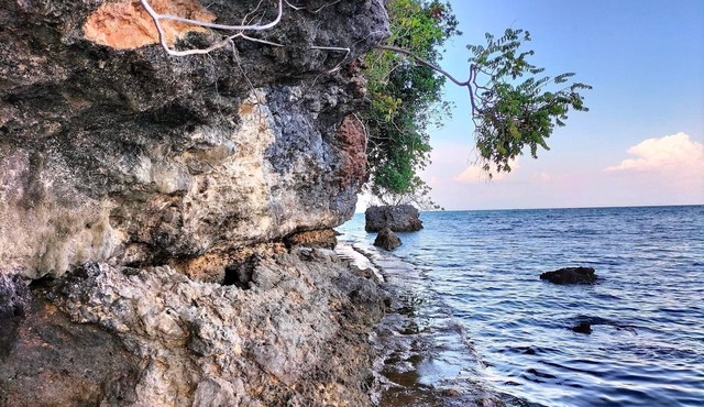 Casa Bolo with Private Beach near Hundred Islands