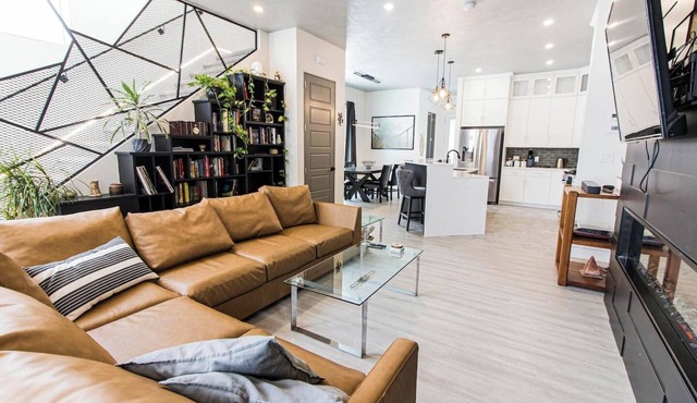 Casa Caswell *Modern, Downtown, Rooftop Patio*