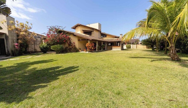 Casa com Área Gourmet e Quintal a 200 m da Praia
