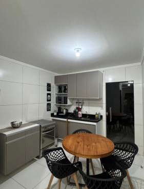 Casa com 2 Quartos Climatizados e Garagem