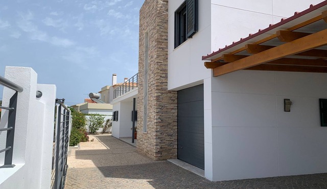 Casa com 3 Quartos e Piscina a 5 Minutos da Praia da Mareta