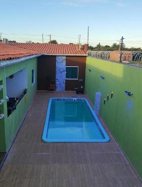 Casa com dois quartos e piscina