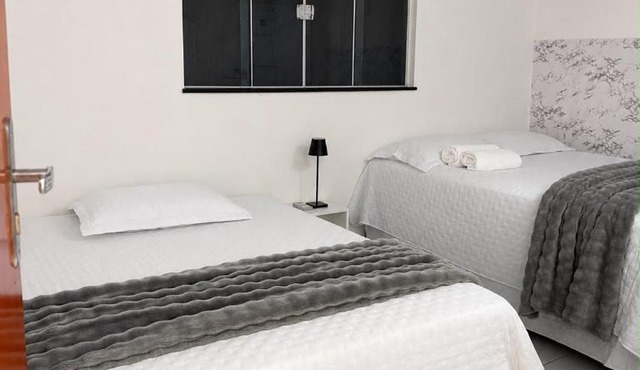 Casa com dois quartos e piscina em mineiros