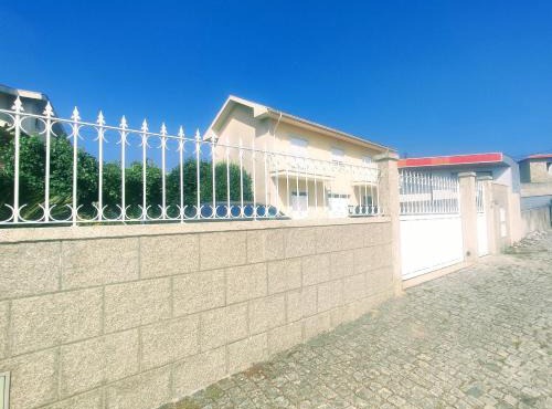 Casa com jardim privado e estacionamento no interior