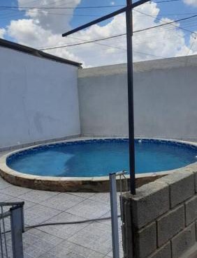 Casa com Piscina no Bairro do Cercado