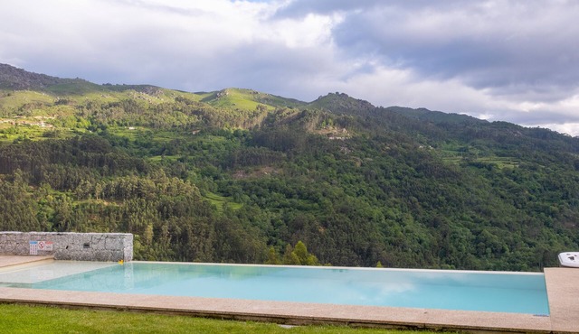 Casa com Piscina e Jacuzzi Privado - Gerês