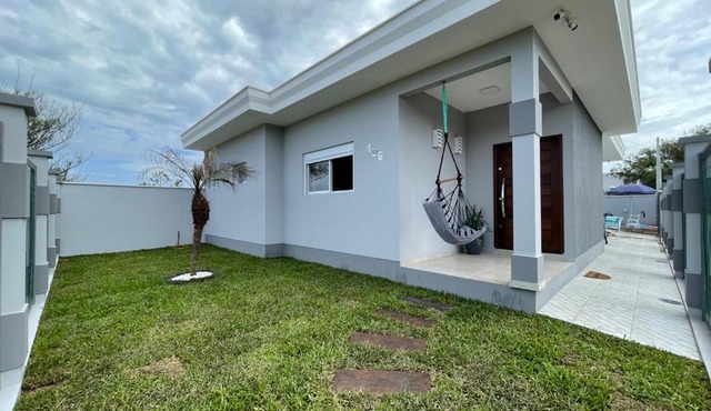 Casa com piscina a uma quadra do mar, wi-fi