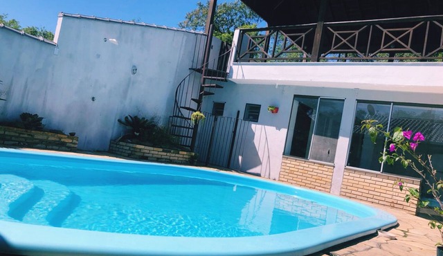 Casa com Piscina e Amplo Espaço com Churrasqueira