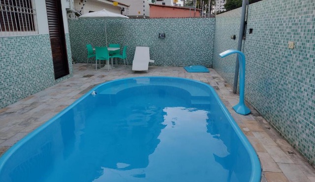 Casa com piscina confortável e perto de tudo