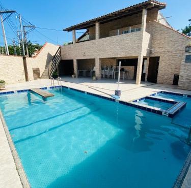 Casa com piscina e churrasqueira