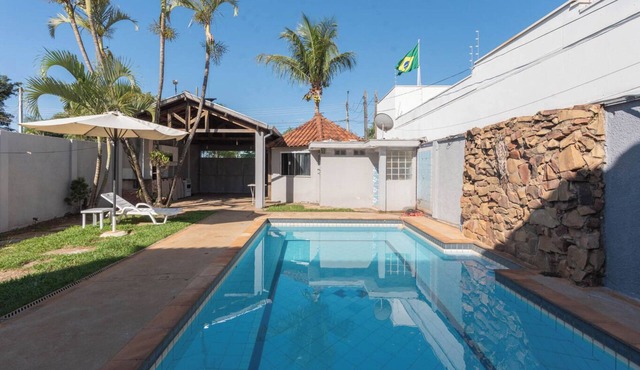 Casa com Piscina e Churrasqueira no Parque Fehr