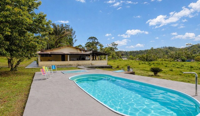 Casa com Piscina e Churrasqueira em Juquiazinho