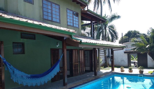 Casa com Piscina e Churrasqueira em Ótima Localização