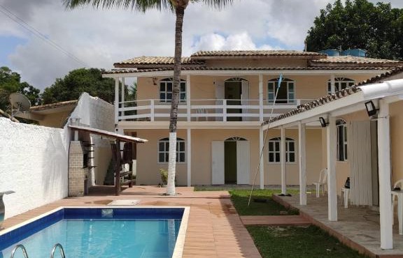 Casa com piscina e estacionamento, próximo á praia