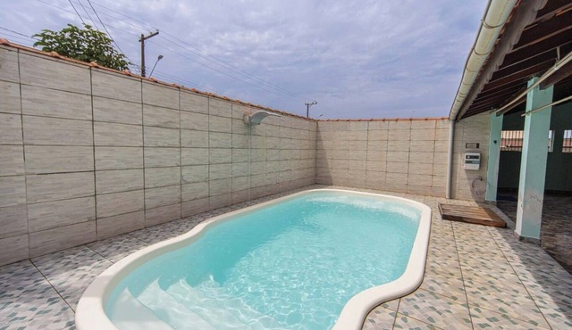 Casa com Piscina e Garagem a 550m da Praia