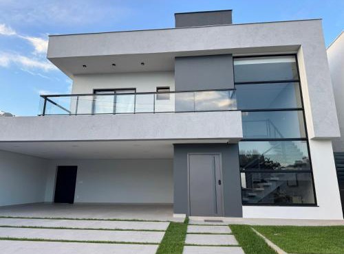 Casa com Piscina em Condomínio 400m da Praia