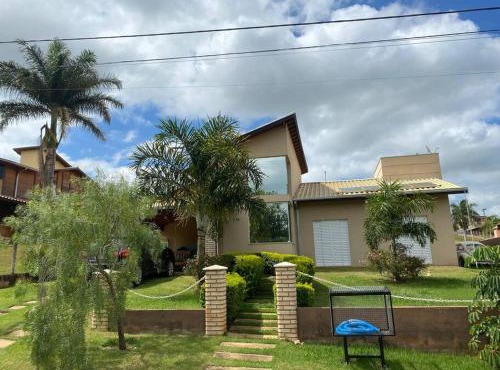 Casa com piscina no interior em condomínio fechado