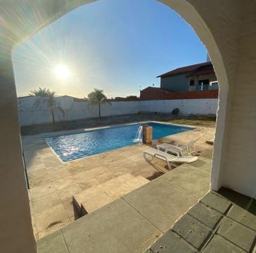 Casa com piscina próxima a praia de Águas Belas