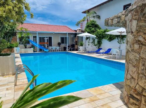 Casa com Piscina Privativa Gigante e Escorregador Pertinho da Praia com Bikes para Passeio