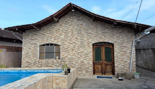 Casa com pisicna in Mongaguá