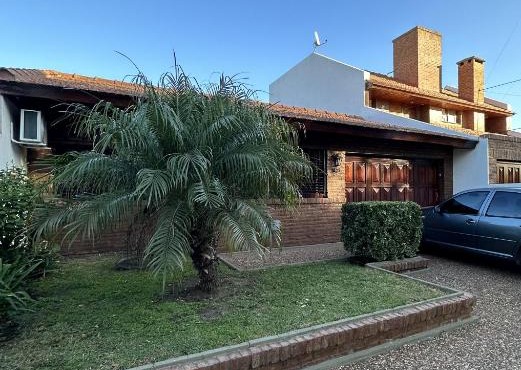 Casa con pileta a metros de la Laguna