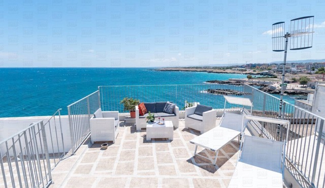 Casa Conchiglia: Authentic Seafront Apartment