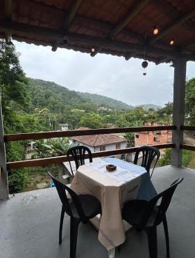 Casa container verde com vista para as montanhas próximo a Trindade