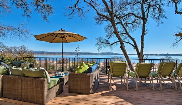 'Casa d'Amore': Extravagant Lakefront Villa!