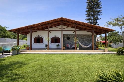 Casa da Vila, charmosa e espaçosa, fica a 150 metros da praia das castanheiras