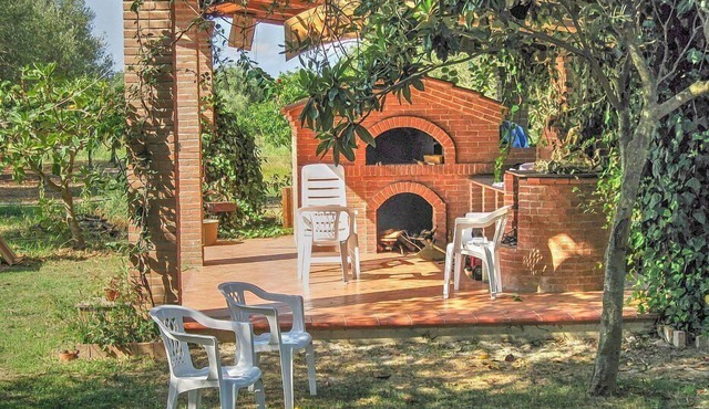 Casa Daniela: A welcoming apartment that is part of a villa situated at a short distance from the beach, with Free WI-FI.