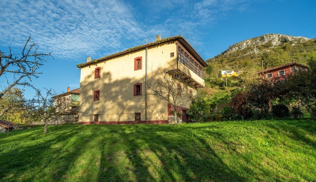Casa de Aldea 'Blanca' in the Heart of Asturian Mountains