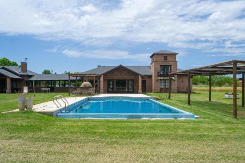 Casa de campo en club privado Benquerencia
